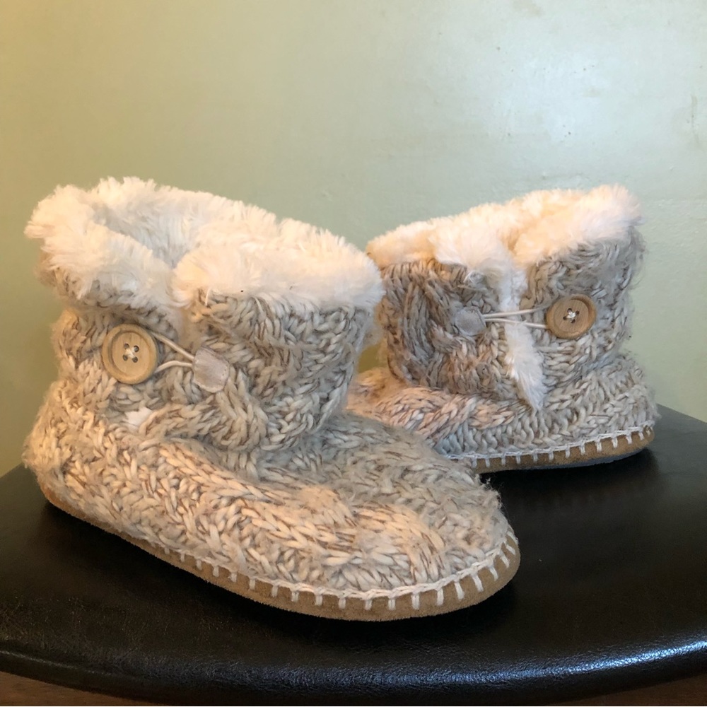 “American Eagle” slide-in sweater slippers, fuzzy interior, hard sole -girls 5-6